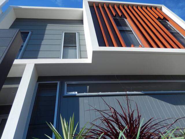 Modern 3 bed luxury. Close to everything gallery image 2