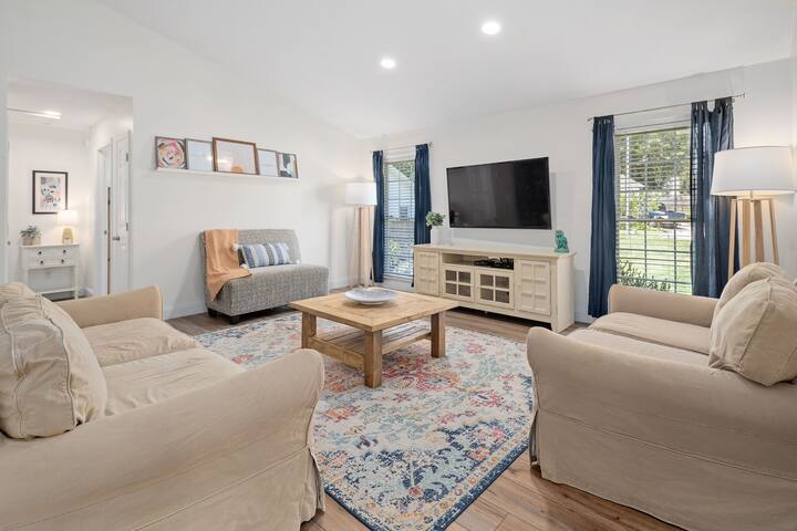 Hot tub, Pool, King bed, Asheville gallery image 4