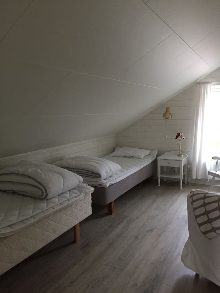 Soveværelse nr. 2 med to enkeltsenge. 