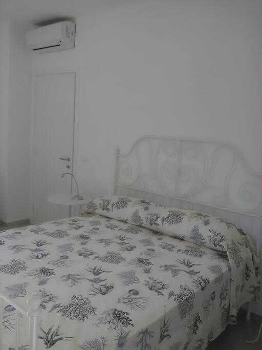 spazioso letto matrimoniale con condizionatore