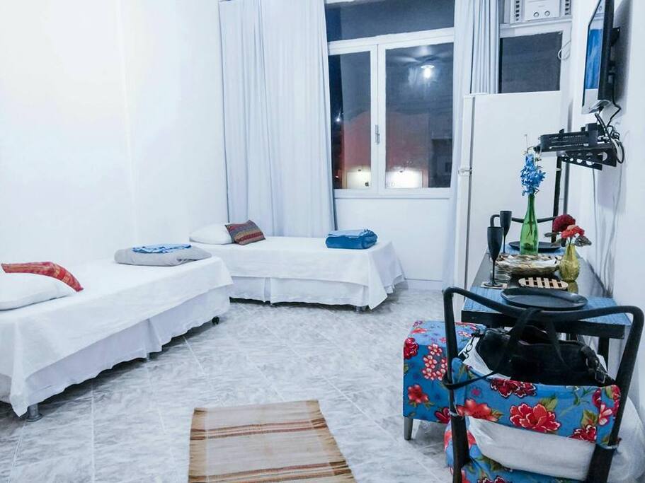 • Duas camas box solteiro (colchão de ar casal opcional para acomodar até 4 pessoas)
• Lençóis
• Ar condicionado, ventilador de teto e cortinas blecaute
• Internet sem fio e também conexão a cabo
• TV de LCD
• TV por assinatura
• Mesa para refeições 4 lugares desdobrável