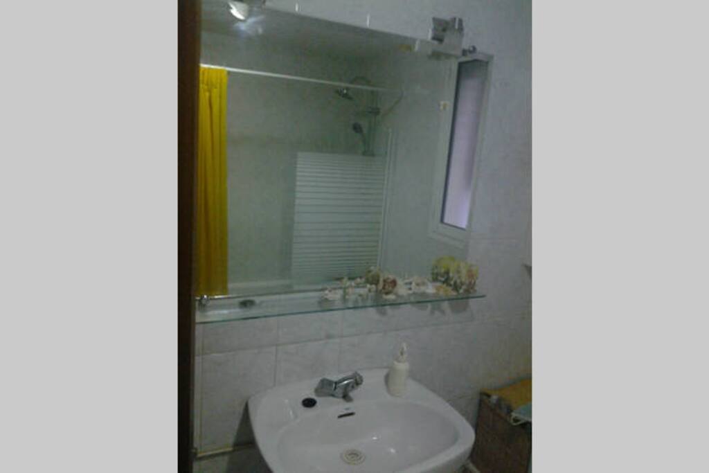 Baño con jabon, y ducha disponible