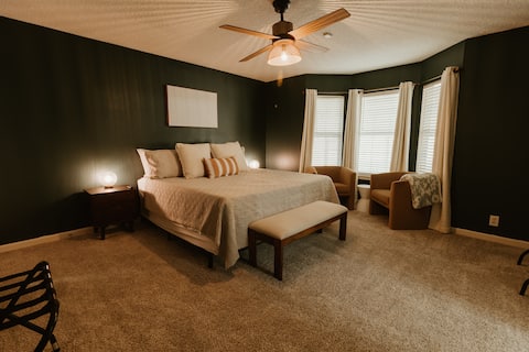 Modern Georgian | 6 min to I95 | Garage | Patio