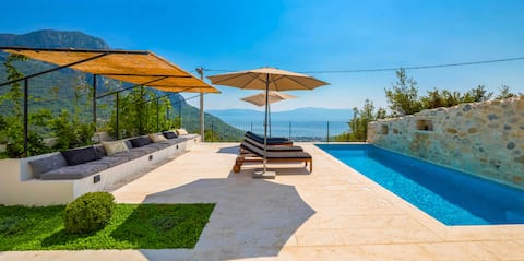 Villa with spectacular sea views, swimming pool