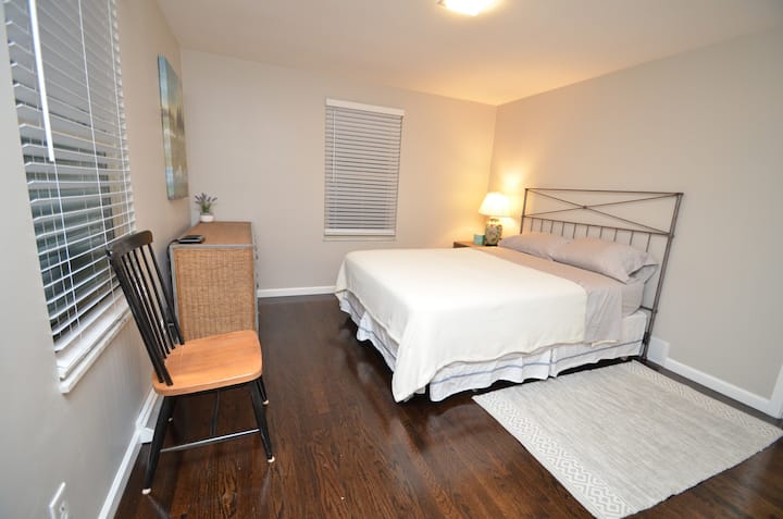 Master Bd rm con baño privado completo