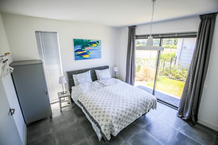 1号卧室位于卧室，可供2人使用