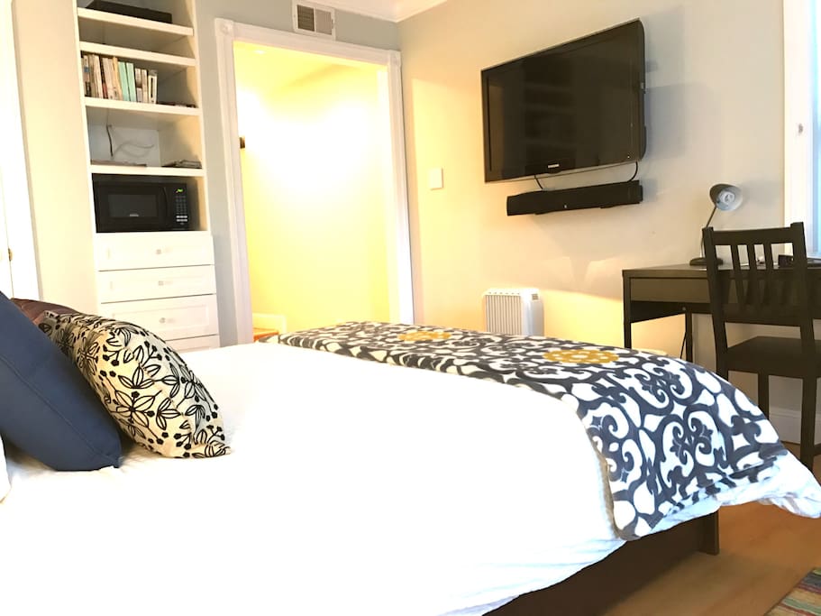 Bed, flat screen TV, desk.
