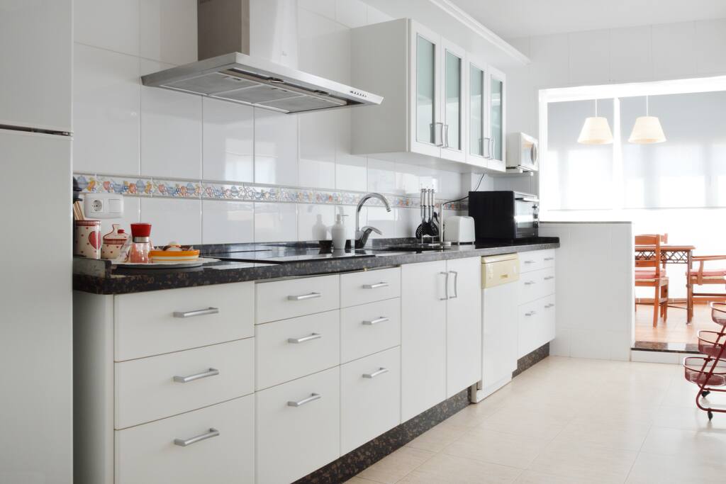 Cocina amplia y luminosa.