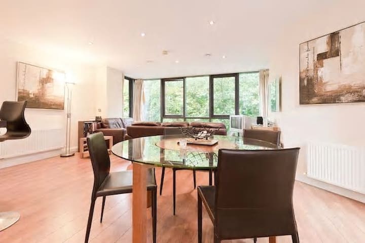 Large open plan living near tram line & Parking