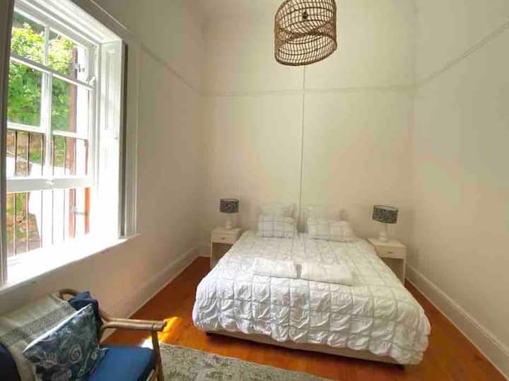 Მთის ხედი. დიდი ზომის საწოლი შეიძლება გარდაიქმნას 2 სინგლად 