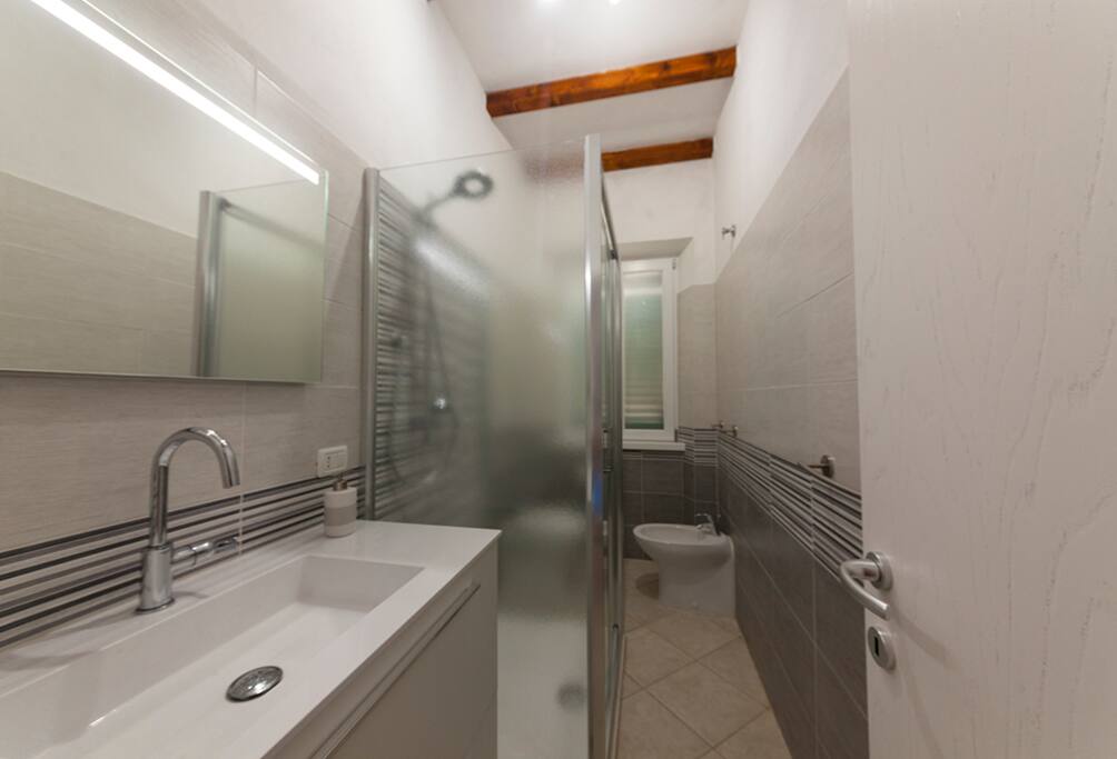 bagno con box doccia a porte saloon