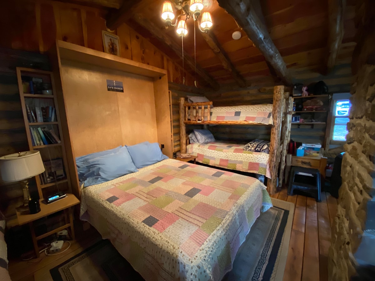 Спалня, 
4 легла и двойно легло тип Мърфи. 