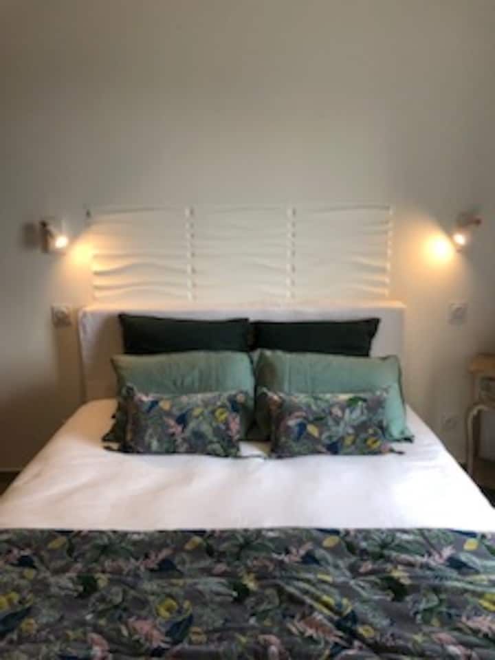 Ნათელი და კომფორტული მთავარი საძინებელი. Ხარისხის მასალები.
პრემიუმ-კლასის თეთრეული, დედოფალი 
Კარადა კეთილმოწყობილია.
 აივანზე გასასვლელი ბაღის ხედებით.