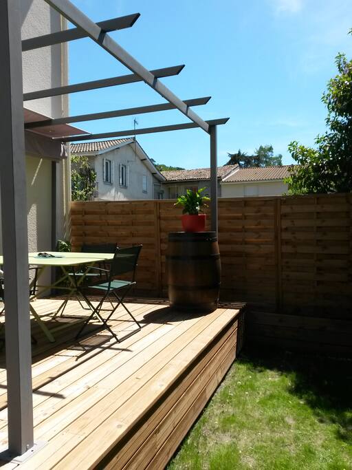 Et de la terrasse ensoleillée pour déjeuner. .