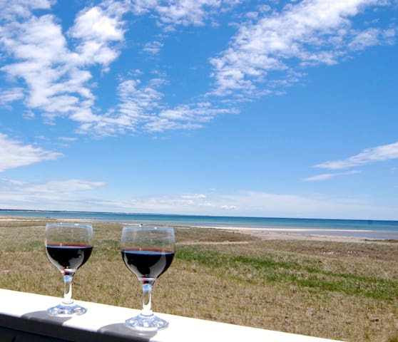 BEACH STUDIO - stunning views, hot tub