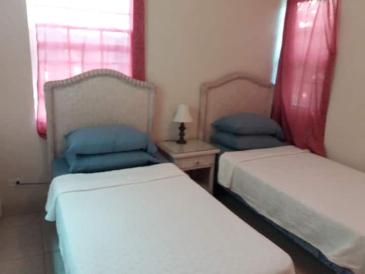 ห้องนอนที่ 2 พร้อมเตียงแฝด 2 หลัง