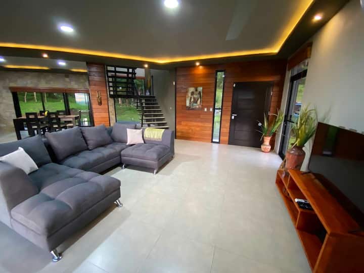 يمكنك إما مشاهدة التلفزيون في غرفة المعيشة أو استخدام المسكن في وقت النوم لإعداد مرتبة هوائية بحجم كبير للضيوف الإضافيين. الغرفة فسيحة بما يكفي لاستيعاب المرتبة بشكل مريح.