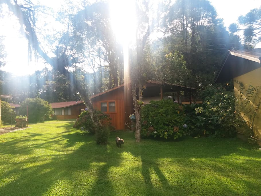 O lugar é um camping de vários trailers, com muita natureza, passarinhos cantando. Perfeito para famílias e casais em viagens românticas.