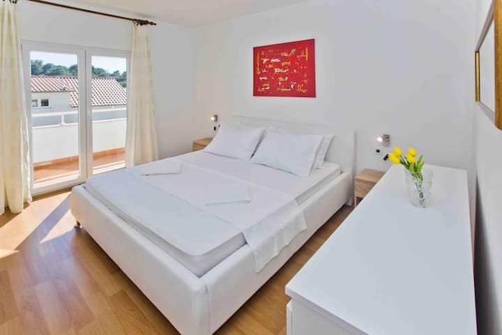 Chambre principale avec accès au balcon.
Cette chambre dispose de la climatisation et d'un grand lit king size (180x200)
