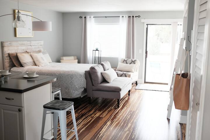 Seaside Studio 5 Min. Walk to Beach!