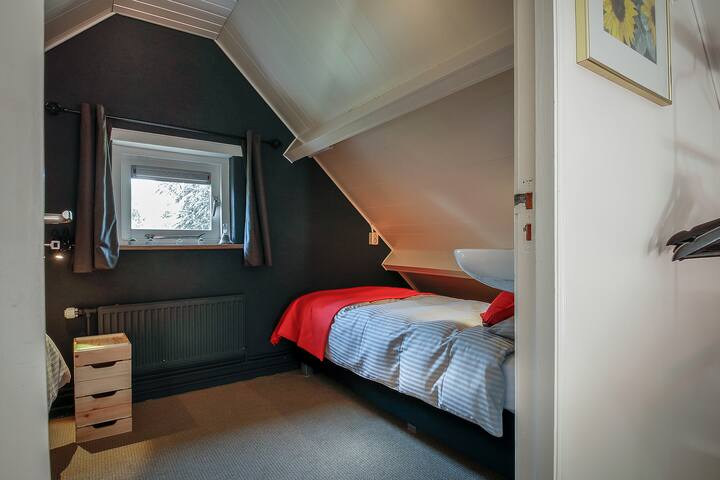 卧室可上锁，配备两张单人床。