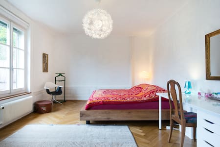 Oasis in the City Flat 5 Min Tram to Train Station