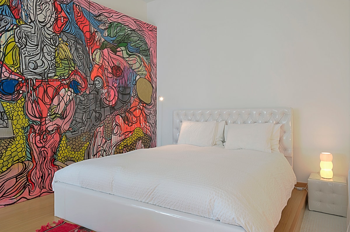 استوديو بورتاس دو كاستيلو 
مع سرير ورسم في الحديقة
