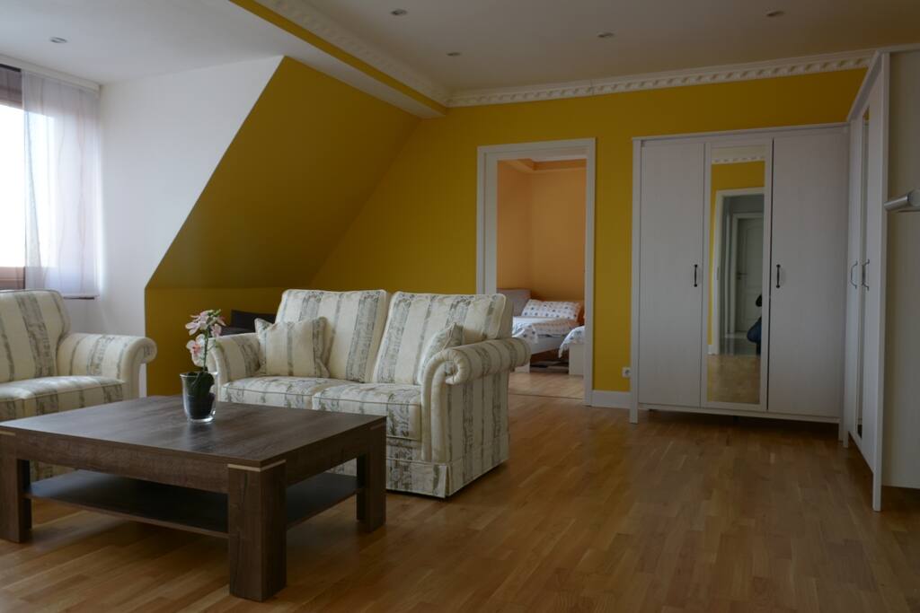 Das Wohnzimmer mit Schränken