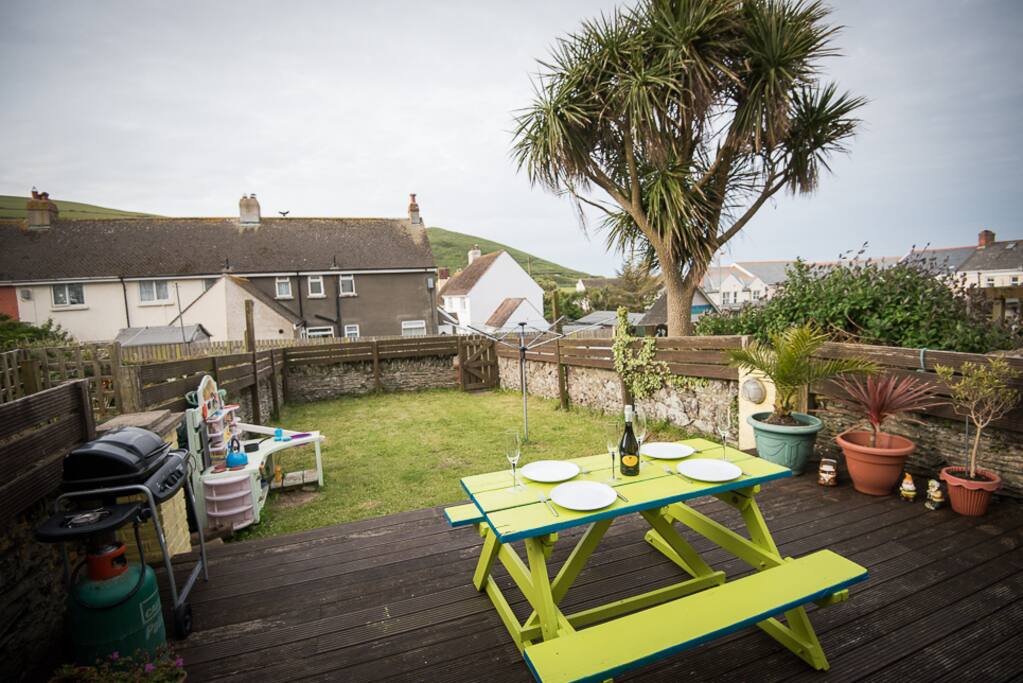 South facing decking & garden