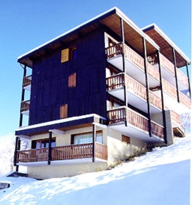 Le chalet "La Chanterelle", sous la neige, pour trouver l'appartement il suffit de monter tout en haut.