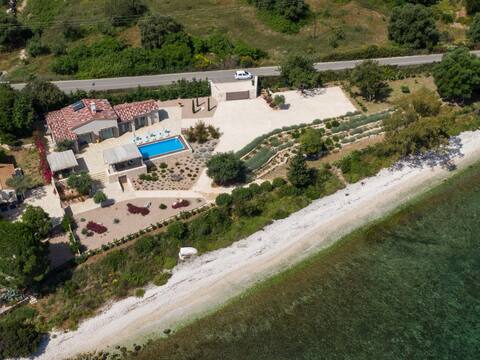 Waterfront Villa Frydi