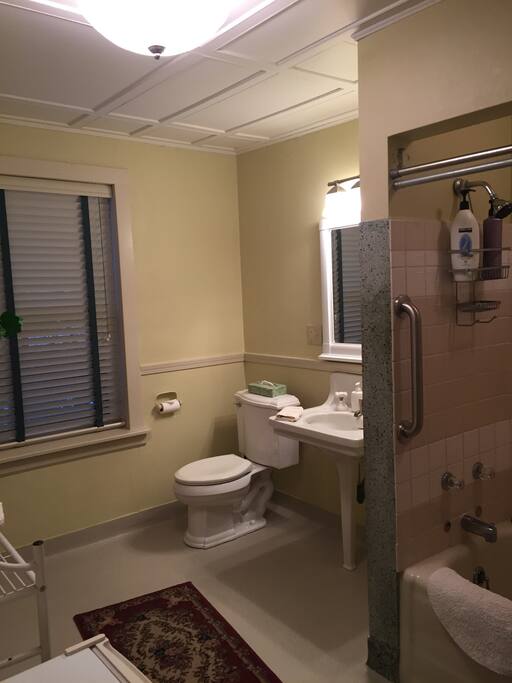 The Fontana Room - Full Private Bathroom