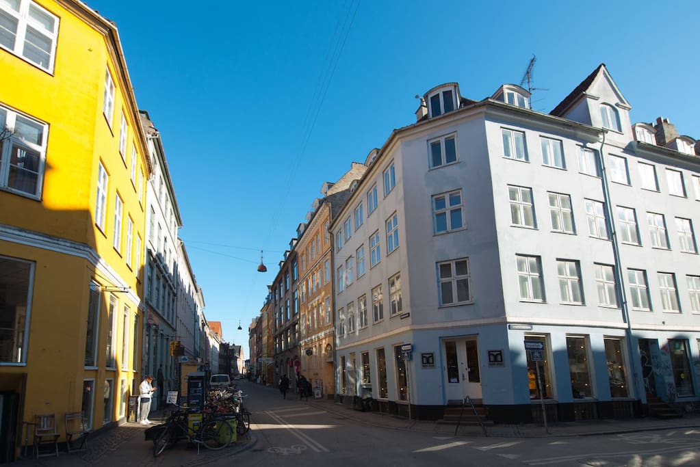 Live on one of the most loved streets in Copenhagen, in the famous Latin quarter. Only 5 mins to the Metro/train and 20mins from the airport!
