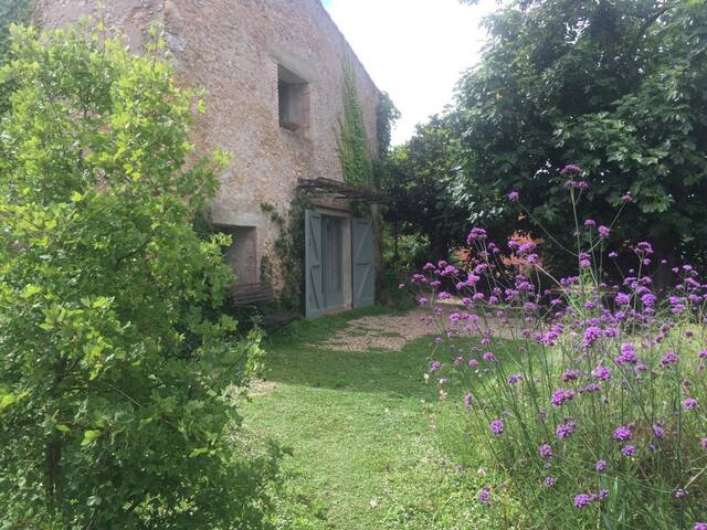 Chic and cozy Emporda house with great garden gallery image 3