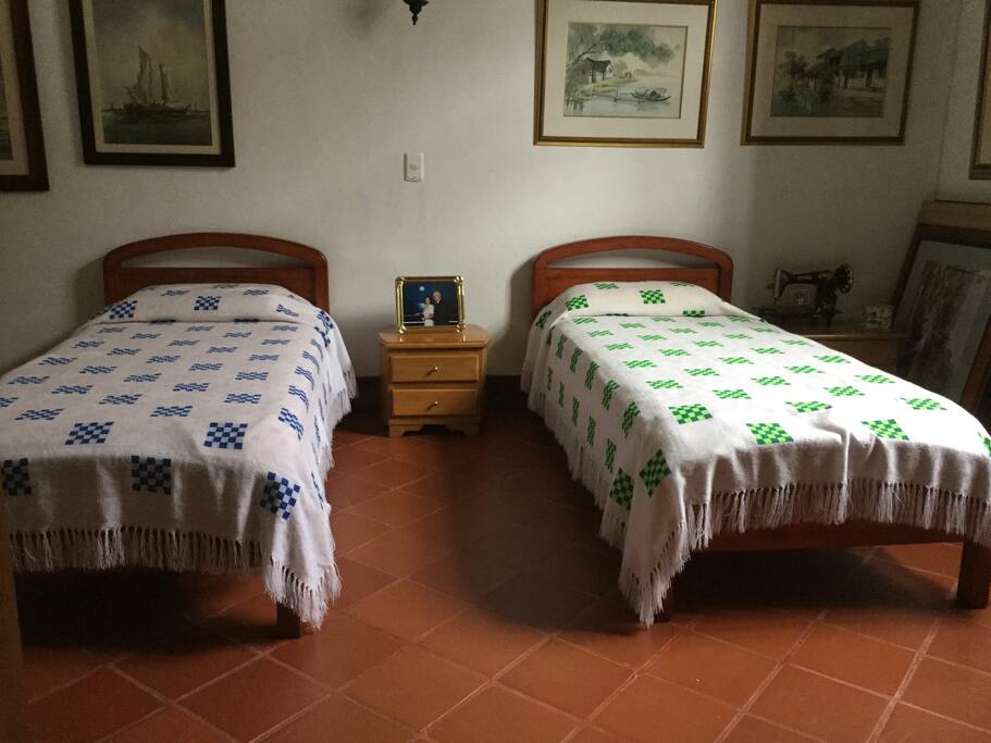 Cuarto con 2 camas gemelas. Este cuarto tiene vista a la calle.