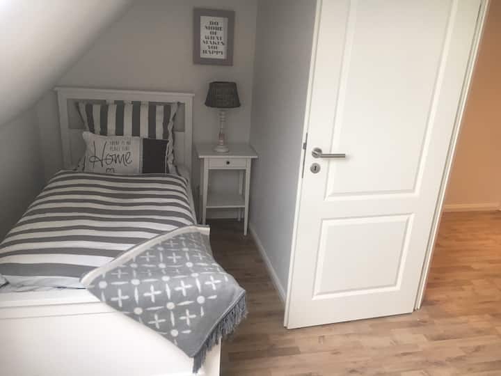 Schlafzimmer im OG mit Einzelbett