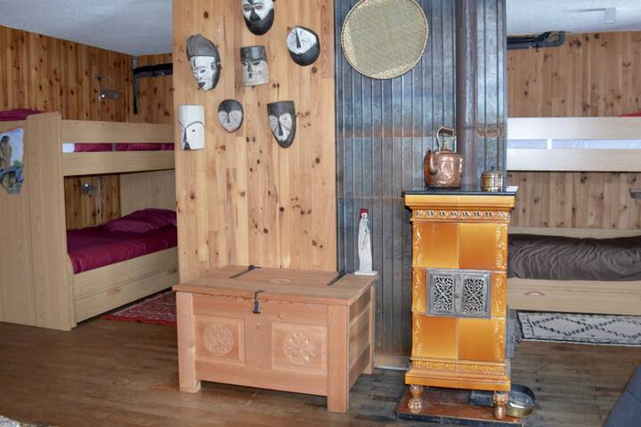 Dormitorio compartido en la planta baja con capacidad para 8 personas