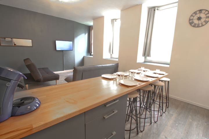 Quiet in town center, spacious, air conditioned, WIFI ..