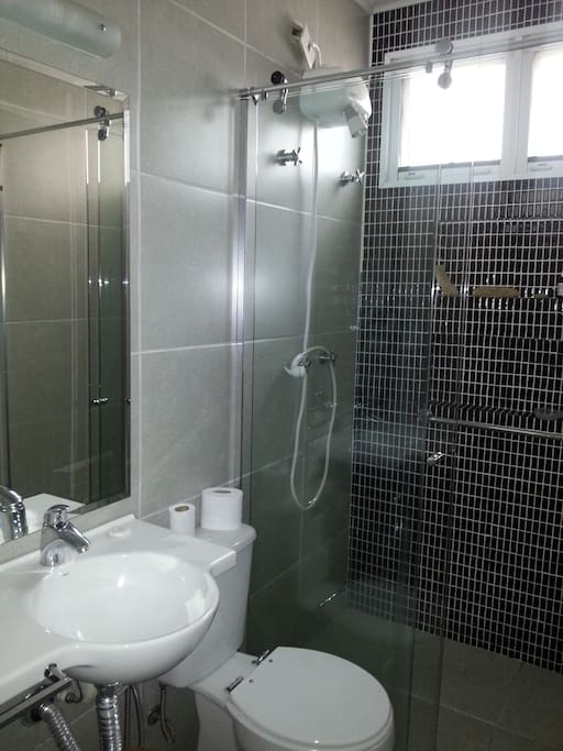 Banheiro da Suíte, espelho, box de vidro, nicho para shampoo, chuveiro elétrico