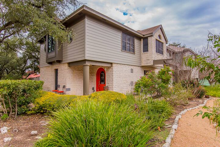 Central | Private Pool | 5 bed/4 bath house. gallery image 2