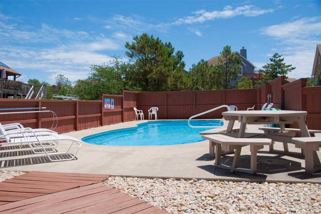 SR402: Southridge 402 | Pool Area