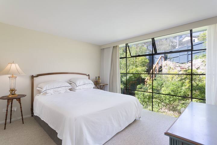 Private, architectual, luxurious gallery image 4