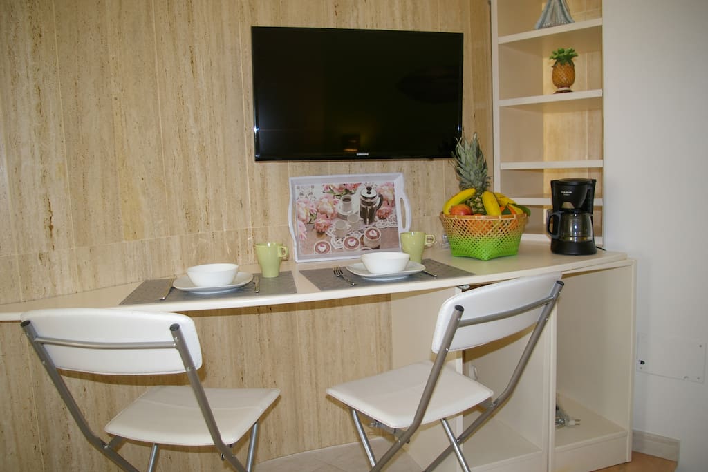 Mesa con silla para poder desayunar
