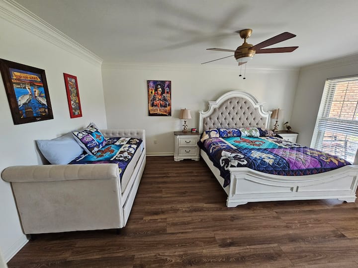 Izba Fleur De Lis 
Hlavná spálňa na prízemí,
Manželská posteľ a rozkladacia pohovka s manželskou posteľou, pre 4 osoby