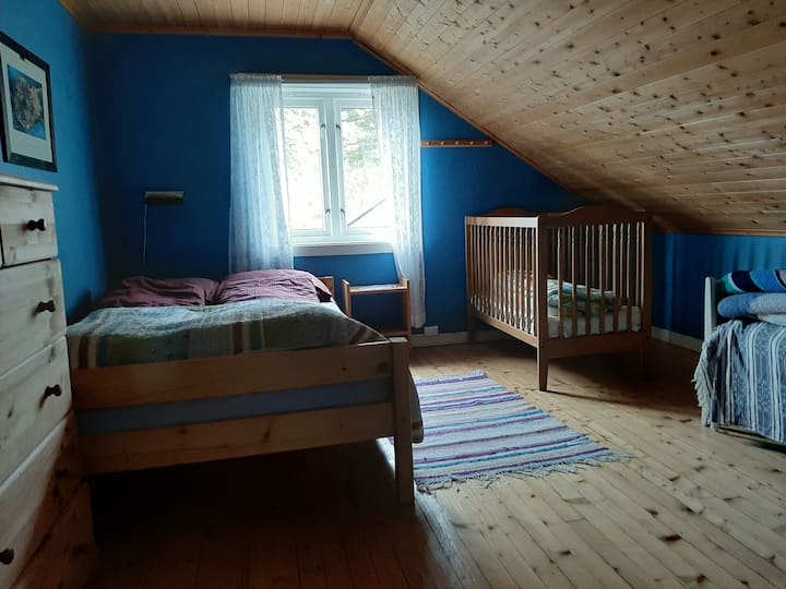 Bračni krevet,  dječji krevetić i dodatni krevet ako je potrebno