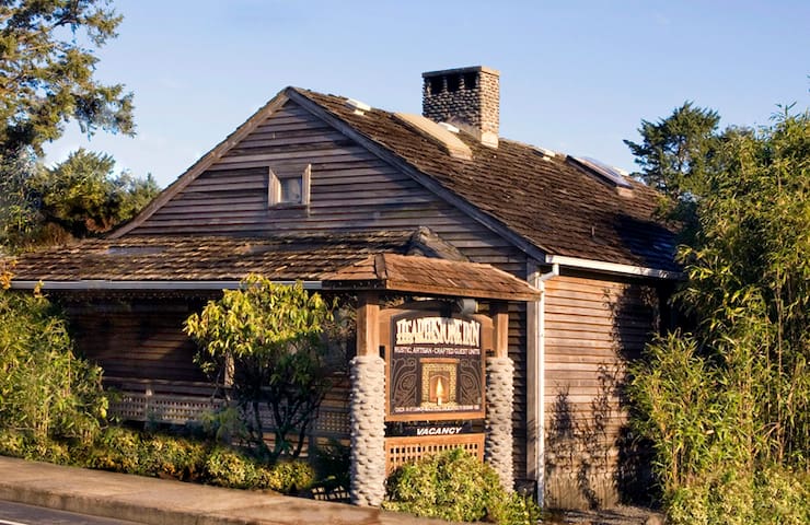 24 Hearthstone Inn Grand - Lewis and Clark Room