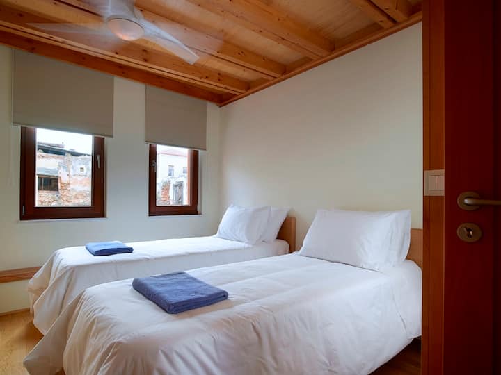 Chumba cha kulala chenye vitanda viwili vya mtu mmoja au kitanda kimoja cha ukubwa wa kifalme.
Furahia ubora wa juu wa magodoro hayo ya kipekee.
Kuwa na usingizi mzuri!
Nyumba ya  Dorotheou huko Chania Old town!