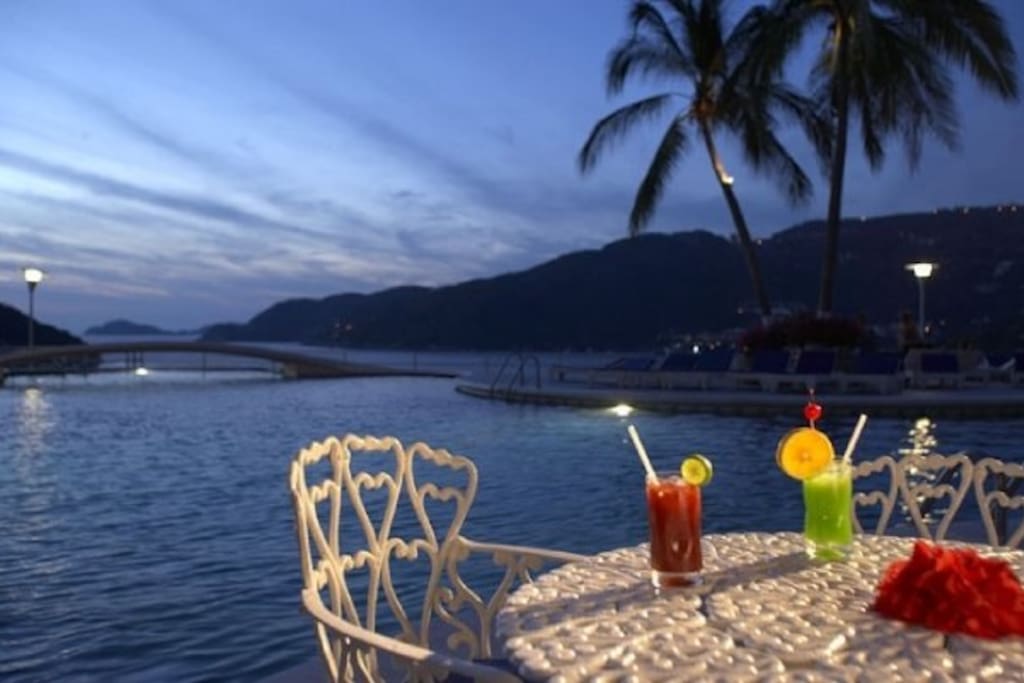 alberca infinita y bebidas tropicales