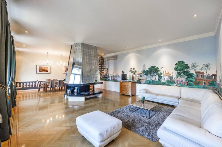 Fresco Apt. Walk to Charles Bridge gallery image 2