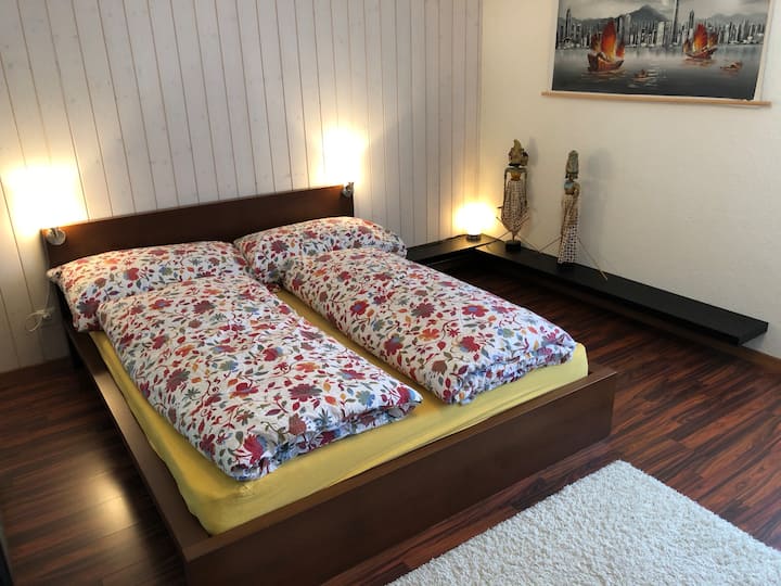 Velika spavaća soba s bračnim krevetom